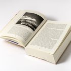 Seiten 78 und 79 eines Buches. Links schwarz-weiße Abbildung mit Landschaft. Text in Blocksatz auf cremefarbenem Papier.