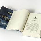 Auf einem Buchcover steht: "BERÜHRE" "ÖFFNE NICHT DAS P..." "VERLIERE". Geöffnete Buchseite mit Kapitel "1 DIE KLETTERPARTIE".