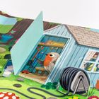 Eine Illustration zeigt ein Igel mit Tassen und ein Rotkehlchen in einem Schuppen, umgeben von Gartenwerkzeug und Blumen.