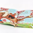 Text: „Die Kunst des Lauschens“. Illustration zeigt eine Eule und ein rotes Tier auf einem Baum, umgeben von blühenden Zweigen.