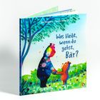 „Was bleibt, wenn du gehst, Bär?" Zwei Bären, einer bunt, halten sich an den Händen in einer grünen Landschaft.