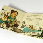 Text: Fritzi kann gar nicht genug Geschichten hören. Illustration: Kind liest ein Buch umgeben von Kuscheltieren.