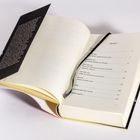 Der Text "INHALT" steht oben rechts. Darunter Kapitel: "PROLOG", "ERSTER TEIL", "ZWEITER TEIL", "DRITTER TEIL", "VIERTER TEIL", "EPILOG". Ein Buch mit offenem Einband und Lesezeichen.