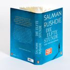 "Die elfte Stunde: Fünf Erzählungen" von Salman Rushdie. Blaues Cover, stehende Person, "SPIEGEL Bestseller"-Aufkleber.
