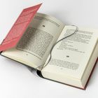 Seiten 80-81 eines Buches sind sichtbar, mit Kapitelnummern 28 und 29. Ein Lesezeichen aus Stoff liegt im Buch.