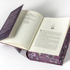 Geöffneter Roman mit Kapitelüberschrift "Harlow". Dunkelviolette Schutzumschlag mit floralem Muster.