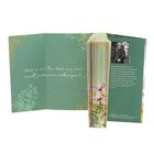 „lass es uns tun. lass uns eine nacht zusammen verbringen.“

Text über Samantha Young und ihre Karriere als Autorin. 

Ein Buch mit farbenfrohem, botanischem Design.