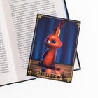 "SHADOW" steht auf einer Karte mit einem illustrierten Tier, das große Augen hat und vor einem blauen Vorhang sitzt.