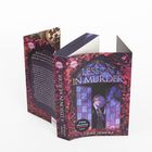 Titel: "A Lesson in Murder". Farbenfrohe Buchgestaltung mit Illustration einer Person vor einem Fenster.