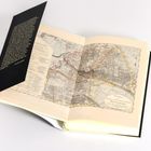 Textausschnitt: Einleitung über Königsberg. Geöffnetes Buch mit historischem Stadtplan von Königsberg und umliegenden Gebieten.