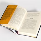 Buch aufgeschlagen, linke Seite orange mit Textausschnitt, rechte Seite: Überschrift "HALBZEIT" über Fließtext.