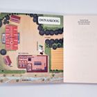 Karte mit Gebäuden: "Donaskoog", "Haupthaus", "Veranda", "Die Scheune", "Darre", "Ofen", "Marschland", "Stellplätze", "Zufahrt".