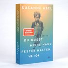 Text: "SUSANNE ABEL", "DU MUSST MEINE HAND FESTER HALTEN, NR. 104", "SPIEGEL Bestseller", "dtv". 
Ein Junge in Latzhose.