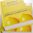 Gelbes Buchcover mit Text: "More: Mehr sexuelle Fantasien der Frauen im 21. Jahrhundert" von Gillian Anderson. Zwei Zitronen.