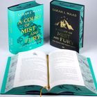 "A Court of Mist and Fury" von Sarah J. Maas, zwei Hardcover, eines offen liegend mit Kapitel 26.