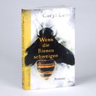 Buchtitel: "Wenn die Bienen schweigen" von Caryl Lewis, schwarze Biene auf gelbem Hintergrund, dtv Logo unten.