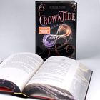 "Wie weit wird Isla gehen, um Lightlark zu retten?" steht oben, darunter "CROWN TIDE" in großen Buchstaben. Ein offenes Buch liegt davor.