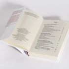 Inhalt: Kapitelüberschriften und Seitenzahlen. Buch zeigt das Inhaltsverzeichnis und ist leicht geöffnet auf einer hellen Fläche.