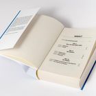 Zu sehen ist ein aufgeschlagenes Buch mit dem Inhaltsverzeichnis und Text auf dem Buchumschlag.