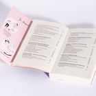 Eine aufgeschlagene Buchseite mit Inhaltsverzeichnis. Links Illustrationen von Paaren auf rosafarbenem Hintergrund.