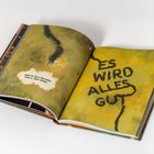Links: „Wenn du dich verloren fühlst, denk daran“. Rechts: „Es wird alles gut“. Ein gezeichnetes Skelett hält eine Kerze.
