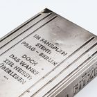 Ein silbernes Buchcover mit prägnanten Linien. Text: "Im Fahrplan steht: Prag-Berlin. Doch das wahre Ziel heisst: Überleben..."