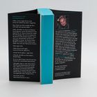 Linker Text: Dialog aus einem Roman über MI5 und Kriminalermittlungen. Rechter Text: Biografie des Autors M. W. Craven.