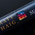 Matt Haig, Mitternacht, Hintergrund: Dunkelblau mit kleinen weißen Punkten, 2 bunte Fensterbilder.