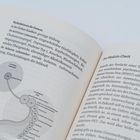 "Risikofaktoren für Demenz" und "Der Medizin-Check" in einem Buch mit Diagramm zu Lebensabschnitten und Demenzrisiken.