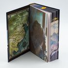 Text: Shenzhou, Göttliches Land, Karakorum/Longcheng, Xiangyang, Jiangnan. 

Links eine Landkarte, rechts eine Illustration.