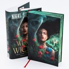 „West of Wicked“ von Nikki St. Crowe. Eine Frau mit dunklen Haaren, umgeben von Blumen und dunklen Wolken.