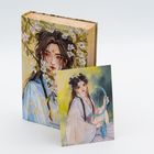 Text: „TENG LUO WEI ZHI, Till the End of the Moon, FLÜCHTIG“. Ein Buch und eine Illustration mit einer Frau und Blumen.