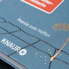 Text: "Poesie zum Hoffen" und "KNAUR+". Ein blauer Hintergrund zeigt goldene Äste und schwarze Linien.