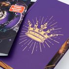 Der Text "SPIEGEL Bestseller-Autorin" ist zu sehen. Daneben ist eine lilafarbene Buchillustration mit einer goldenen Krone.