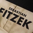 Text: "SEBASTIAN FITZEK" in fetter Schrift auf braunem Hintergrund. Ein Buchcover wirkt wie ein geschlossener Umschlag.
