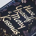 Der Text lautet: "Have Yourself a Merry Kissmas". Darunter Verzierung mit Sternen und Zweigen in Gold und Lila.