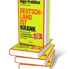 Text: "Ingo Froböse, Stefan Sauerzapf, DEUTSCHLAND IST KRANK, Was wir alle gegen den Kollaps unseres Gesundheitssystems tun müssen." Vier gestapelte Bücher mit gelbem Cover und rotem Text.