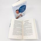 Buchtitel: "finance made simple" von Florian Hörning. Ein Buch steht aufrecht, ein anderes liegt offen darunter.