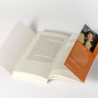 Ein Buch zeigt einen Textauszug und eine Rückseite. Auf der Rückseite steht: "Vanessa Selmani." Ein Foto einer Frau.