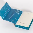 Ein aufgeschlagenes Buch mit blauem Inneneinband, verziert mit weißen Libellen und leuchtenden Punkten. Logo: GOLDMANN.