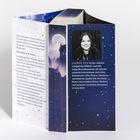 Text über Autorin Jaymin Eve, Buchbeschreibung zu „Nightrealm Hall“. Im Hintergrund eine Illustration mit Mond und Sternen.