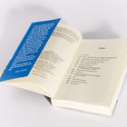Das Bild zeigt ein aufgeschlagenes Buch mit einem Inhaltsverzeichnis und einem blauen Rückumschlag.