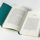 Eine Buchseite zeigt links "Der Kaiser" und rechts "Kamtschatka". Das Buch hat einen grünen Einband.
