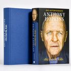 Text: "Die Autobiografie Anthony Hopkins: »We Did Ok, Kid«". Abbildung eines ernst dreinschauenden älteren Mannes.