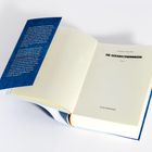 Links auf blauem Hintergrund steht ein Text über einen Schicksalsschlag und eine Herausforderung im Ozean.