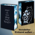 "HAST DU DAS HERZ EINES WOLFES?" und "Veredelter Einband außen". Illustration eines Mannes neben einem Wolf vor blauem Berg.