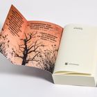 Texte: „Hochspannung pur!“, „Es ist unmöglich, dieses Buch aus der Hand zu legen“, „Søren Sveistrup“. Illustration eines Baumes.