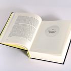 Ein Buch ist geöffnet. Links der Text einer Einleitung, rechts steht in einem grauen Kreis: "Teil I: Wer sind Sie wirklich?".