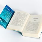 „Drittes Kapitel, London, 2014“ über einer Textseite. Daneben ein Bild mit Wellen und fliegenden Vögeln.