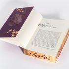 Ein Buch mit goldenen Kanten und lila Einband zeigt den Text: "NEW YORK - die Stadt der unbegrenzten Möglichkeiten ..."